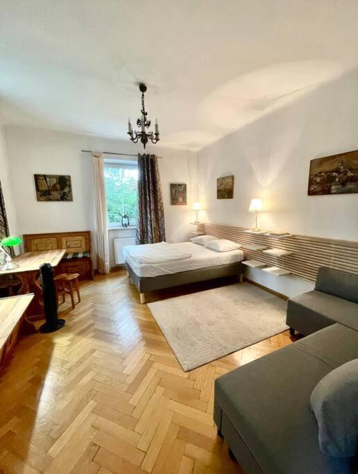 Beautiful Villa With Garden In Milanowek Buitenkant foto